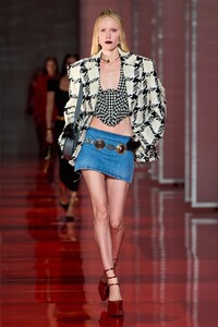 00032-versace-fall-22-ready-to-wear-milan-credit-gorunway.thumb.jpg.6e232c94f7fcb45dfe7d00c27a406278.jpg
