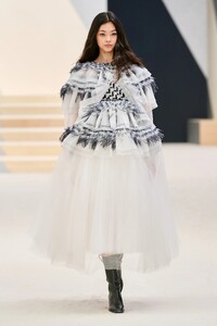 00033-chanel-fall-2022-couture-credit-gorunway.thumb.jpg.28a85df08e02d305f0260540ad08bc09.jpg