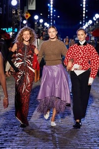 00033-vogue-world-fall-2022-credit-gorunway.thumb.jpg.f1ace8c82d13af579d44bfb0d614a32e.jpg