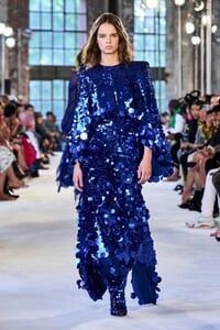 00034-alexandre-vauthier-fall-2022-couture-credit-gorunway.thumb.jpg.2f91b1f422c968cc77c604e0850a014a.jpg