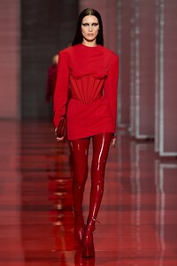 00034-versace-fall-22-ready-to-wear-milan-credit-gorunway.thumb.jpg.72a1ba22c24c8bf1c6378032b675c87e.jpg