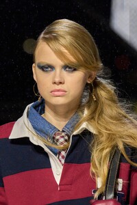 00035-tommy-now-fall-2022-ready-to-wear-details-credit-gorunway.thumb.jpg.3fe39a0570106c76ed04d487edc09e61.jpg