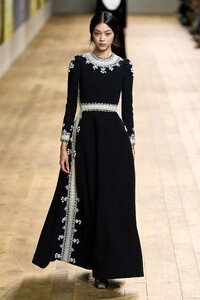 00037-christian-dior-fall-2022-couture-credit-gorunway.thumb.jpg.acfb06dd6f87f0e9f3bdf5f62d7324bc.jpg