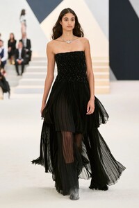 00038-chanel-fall-2022-couture-credit-gorunway.thumb.jpg.ccd6d7b89a590e3f6b3caeb6ac6bd45c.jpg