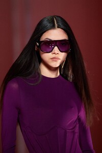 00038-versace-fall-2022-details-ready-to-wear-credit-gorunway.thumb.jpg.bb2f85f6fe38a203932bf6bbafb80166.jpg