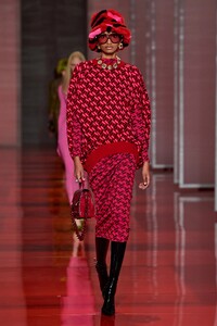 00039-versace-fall-22-ready-to-wear-milan-credit-gorunway.thumb.jpg.a2f80f02df564922f697cd081aae46c7.jpg