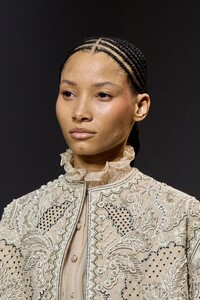 00040-christian-dior-fall-2022-couture-details-credit-gorunway.thumb.jpg.3481275e9782d7854e0d2fb3a9acadc5.jpg