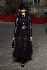 00040-christian-dior-resort-2023-credit-gorunway.thumb.jpg.9e857e718aa61600a5dffc34651ce44e.jpg