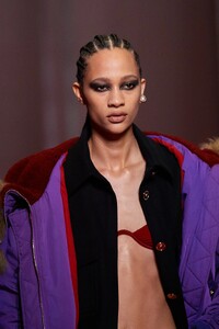 00040-versace-fall-2022-details-ready-to-wear-credit-gorunway.thumb.jpg.61feee73fbfcc6c22b12e83c9c48cf1b.jpg