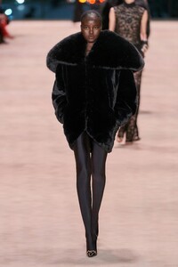 00041-saint-laurent-fall-2022-ready-to-wear-paris-credit-gorunway.thumb.jpg.122c012f65231354cb3a41c77ebfb578.jpg