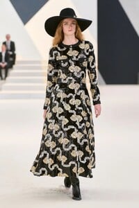 00043-chanel-fall-2022-couture-credit-gorunway.thumb.jpg.6533817ce5c6af7d139e66aab7fe67c8.jpg