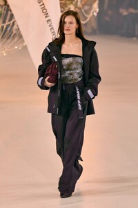 00045-off-white-fall-2022-ready-to-wear-paris-credit-gorunway.thumb.jpg.04cf083b3fdb91a0225e2c3ca3b6b26a.jpg