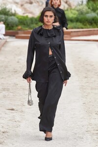 00046-chanel-resort-2023-monaco-credit-gorunway.thumb.jpg.2eb01bca988c69505f83a5f8567bbf8d.jpg