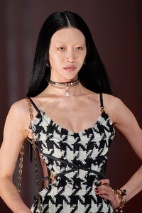 00048-versace-fall-2022-details-ready-to-wear-credit-gorunway.thumb.jpg.3859edd313ac22e0c077f336e7dad800.jpg