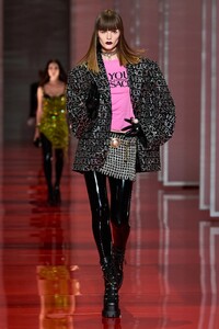 00049-versace-fall-22-ready-to-wear-milan-credit-gorunway.thumb.jpg.c8065073bae082ad6a0b646108c65f5f.jpg