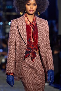 00049-vogue-world-fall-2022-details-credit-gorunway.thumb.jpg.9ba43464323e52b45f81698ab82b16b2.jpg