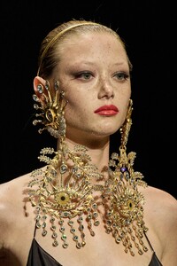 00051-schiaparelli-fall-2022-couture-details-credit-gorunway.thumb.jpg.ff172ac72d5409f0f82eea82680ecf49.jpg