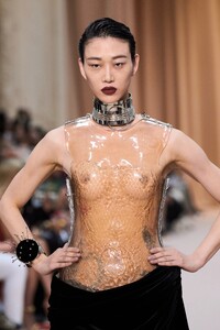 00052-jean-paul-gaultier-fall-2022-couture-details-credit-gorunway.thumb.jpg.5edc4deb5d8d364bc06c2539ab7fe0ac.jpg