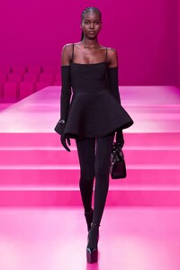 00055-valentino-fall-22-ready-to-wear-paris-credit-brand.thumb.jpg.b187a578aa3e1f0f016ae47d3c3f6409.jpg