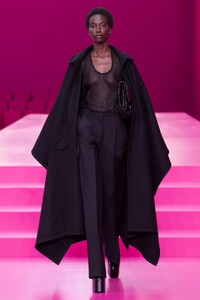 00057-valentino-fall-22-ready-to-wear-paris-credit-brand.thumb.jpg.3c833ecec8e2457607cadfab5b26c3e7.jpg