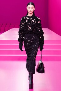 00058-valentino-fall-22-ready-to-wear-paris-credit-brand.thumb.jpg.13860e7ca2a79f22e6ef3dd120f6e174.jpg