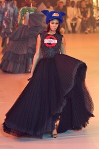 00061-off-white-fall-2022-ready-to-wear-paris-credit-gorunway.thumb.jpg.89345ae66350fb660635fe4ad74036c4.jpg