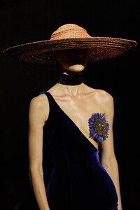 00063-schiaparelli-fall-2022-couture-details-credit-gorunway.thumb.jpg.09e5cd474b03b43b03ae80892f4c9e64.jpg
