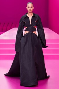 00066-valentino-fall-22-ready-to-wear-paris-credit-brand.thumb.jpg.8f1e0033b8cfdb1fe9e2863f84683d33.jpg