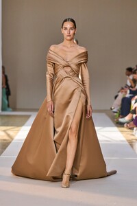00067-elie-saab-fall-2022-couture-credit-gorunway.thumb.jpg.ab496038f67d46e4d47e67bb9ebdd553.jpg