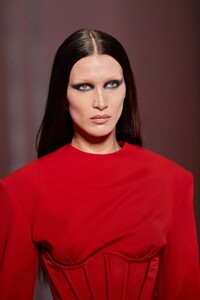 00067-versace-fall-2022-details-ready-to-wear-credit-gorunway.thumb.jpg.2003ab98a050279bb87d4019973d5c2b.jpg