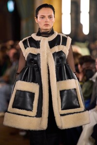 00070-sacai-fall-2022-ready-to-wear-details-paris-credit-gorunway.thumb.jpg.ce9458a6fd9de41bafe719a935b704eb.jpg