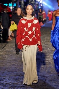 00071-vogue-world-fall-2022-credit-gorunway.thumb.jpg.8f2aad329f889a8fa02cc6234816eb50.jpg