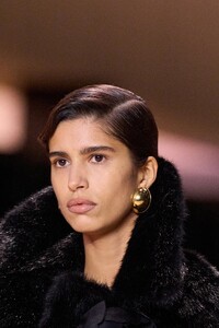 00072-saint-laurent-details-fall-2022-ready-to-wear-paris-credit-gorunway.thumb.jpg.56dc8f388a34a925753497fc92afd7d1.jpg