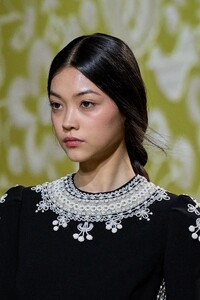 00073-christian-dior-fall-2022-couture-details-credit-gorunway.thumb.jpg.ff4c63a44edf8770cadab14b9f5a0ae2.jpg