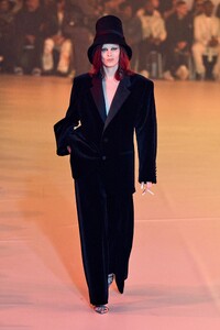 00076-off-white-fall-2022-ready-to-wear-paris-credit-gorunway.thumb.jpg.8777ab4bd21af7363befbf2293f56572.jpg