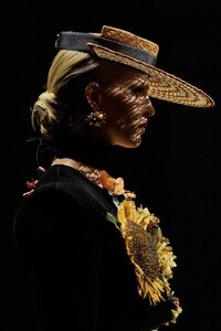 00081-schiaparelli-fall-2022-couture-details-credit-gorunway.thumb.jpg.aca127d27d4b95888ad1a0d14fb28610.jpg