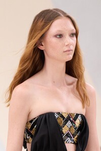 00083-chanel-fall-2022-couture-details-credit-gorunway.thumb.jpg.6702f03704b6353bcc65359f6a24b715.jpg