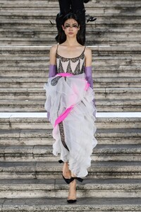 00090-valentino-fall-2022-couture-credit-gorunway.thumb.jpg.ee8fc3ccf9dea2f03571d671b938e30f.jpg