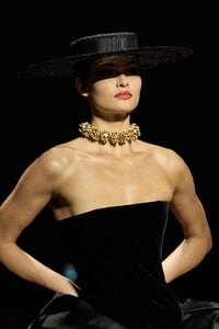 00104-schiaparelli-fall-2022-couture-details-credit-gorunway.thumb.jpg.b24d7d3b9ff1d23e62d5921165b45a0c.jpg