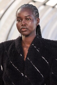 00134-stella-mccartney-fall-2022-ready-to-wear-details-paris-credit-gorunway.thumb.jpg.63b35936db42c42708e0c1c135c9145e.jpg