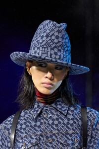 00196-tommy-now-fall-2022-ready-to-wear-details-credit-gorunway.thumb.jpg.61ceecce9be241446e7fe8d3158c8d31.jpg
