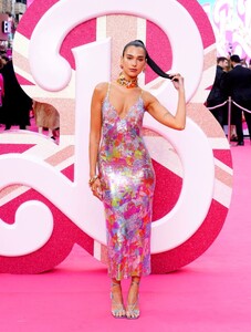 1061770838_dua-lipa-barbie-premiere-in-london-07-12-2023-8-Copy.thumb.jpg.707014ccf6646ce6902993547c813dd8.jpg