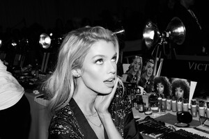 1091196283_VictoriasSecretFashionShow2018_11.09TheCoveteurh25339967.thumb.jpg.23df5e39b9445b5d911ae04c67364527.jpg