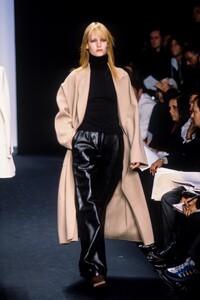 1128973714_MichaelKors1997WomenRTW43.thumb.jpg.ecdfed42d857dedff89621cb91df4dda.jpg