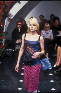 1146427293_DolceGabbana1998WomenRTW163.thumb.jpg.59ce07e654faf874353618a395fa96bc.jpg