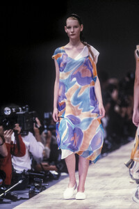 115817006_YohjiYamamoto1990WomenRTW14.thumb.jpg.80bc65dde162aca117f22362732fc8dc.jpg