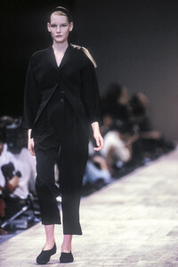 1172258938_YohjiYamamoto1990WomenRTW13.thumb.jpg.c4619dd6800e98b2cde5cf070935fcff.jpg