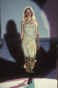 125498248_AnnaMolinari1999WomenRTW73.thumb.jpg.cc100757633383e7ffbf9b6b350b5a66.jpg