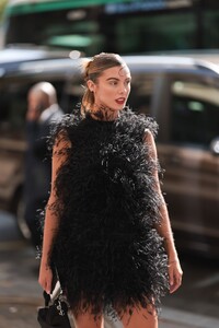 1308591304_ParisFashionWeek-HauteCoutureFallWinter2023-2024-DayFour(4).thumb.jpg.647c099e32e43f5d74a2752b84c8bb2b.jpg