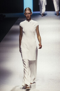 155700398_SalvatoreFerragamo1999WomenRTW9.thumb.jpg.e724a9f5708f8c87e26b03f5754988c4.jpg